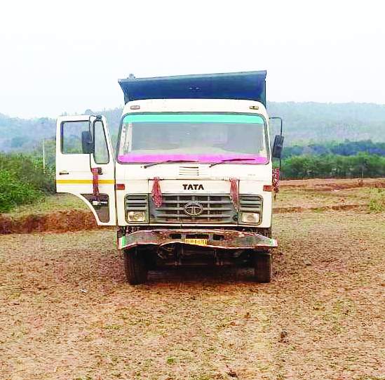 प्रेशर पाइप फटने से बेकाबू ट्रक घाटी में लुढक़ा, एक मौत 