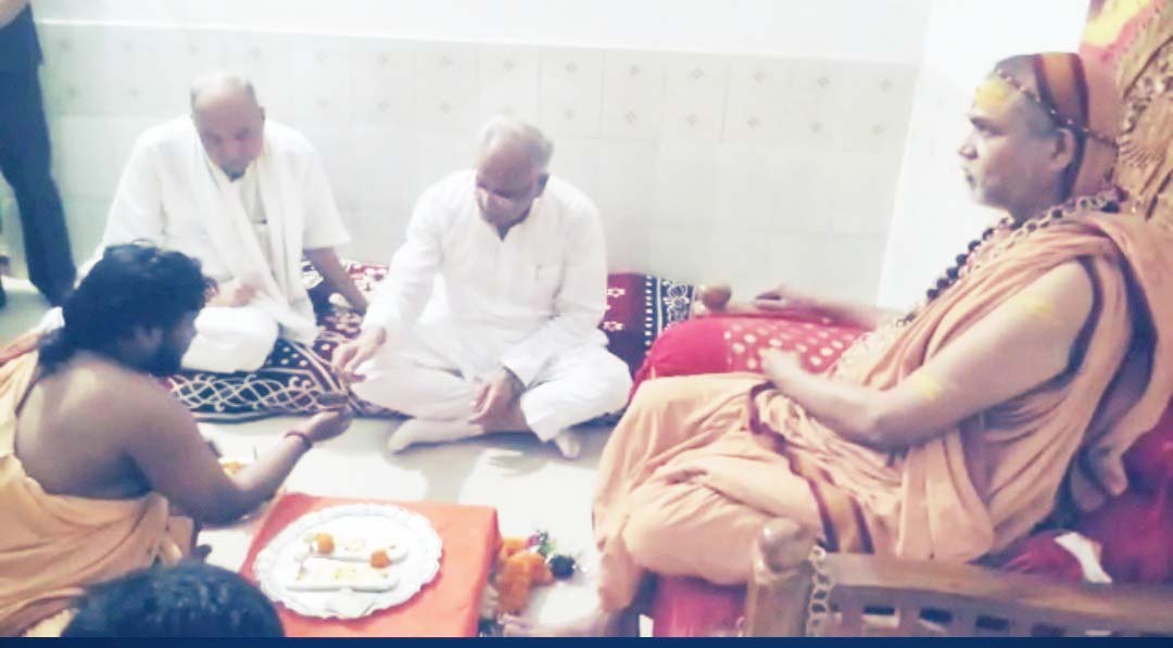 जीवन सांप सीढ़ी का खेल, शिखर में पहुंचने पर भी व्यवहार में न रहे अहं- शंकराचार्य