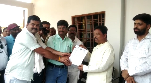 हड़ताली पंचायत सचिवों ने भटगांव विधायक को सौंपा ज्ञापन