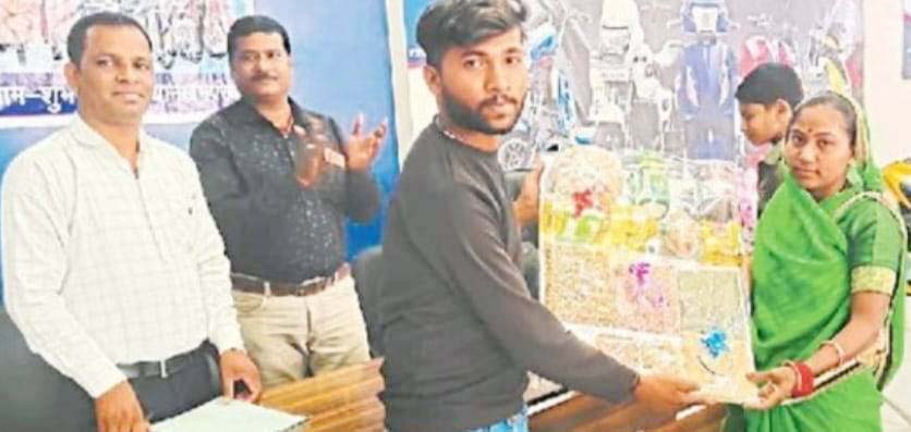 टीबी मरीजों को गोद लेकर दिया जा रहा नि:शुल्क आहार