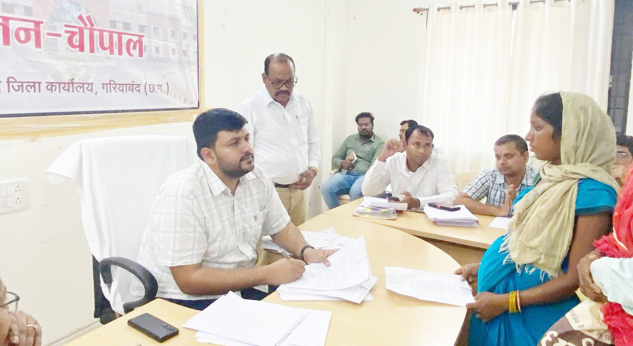 कलेक्टर ने जनचौपाल में नागरिकों से उनकी मांग-समस्याओं से संबंधित लिए आवेदन