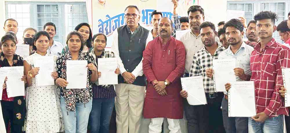 67 हितग्राहियों को बेरोजगारी भत्ता स्वीकृत विधायक ने दिया प्रमाण-पत्र