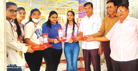 हॉस्टल में भी मूक पक्षियों की चिंता, दाना फीडर व सकोरा से  रोज दाना पानी देंगी