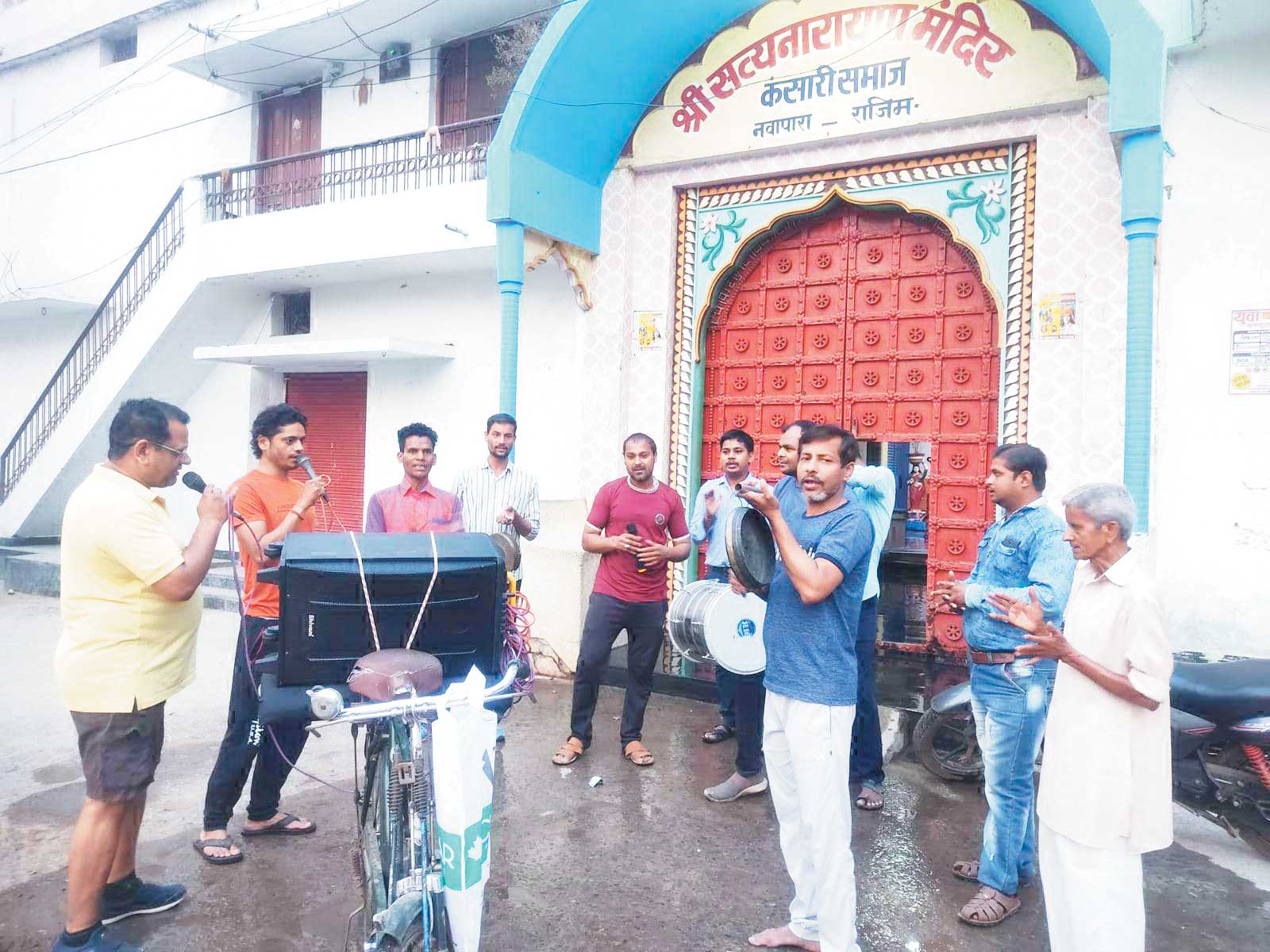 मूर्ति स्थापना दिवस पर निकाली जा रही प्रभात फेरी