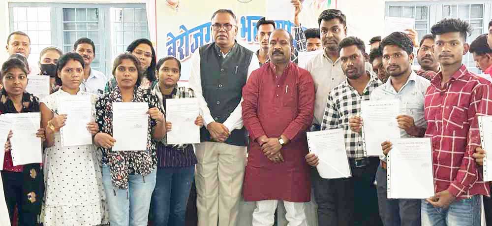 67 हितग्राहियों को बेरोजगारी भत्ता स्वीकृत विधायक ने दिया प्रमाण-पत्र