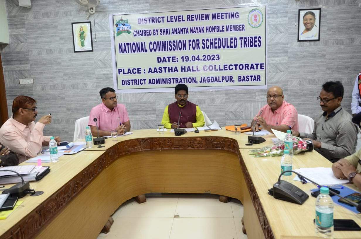 जनजाति आयोग के सदस्य अनंत ने जनजातियों के कल्याण व विकास के लिए संचालित की जा रही योजनाओं की समीक्षा