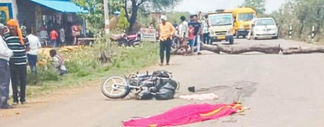 मालवाहक की ठोकर से बेटी की मौत, माता-पिता गंभीर, चक्काजाम