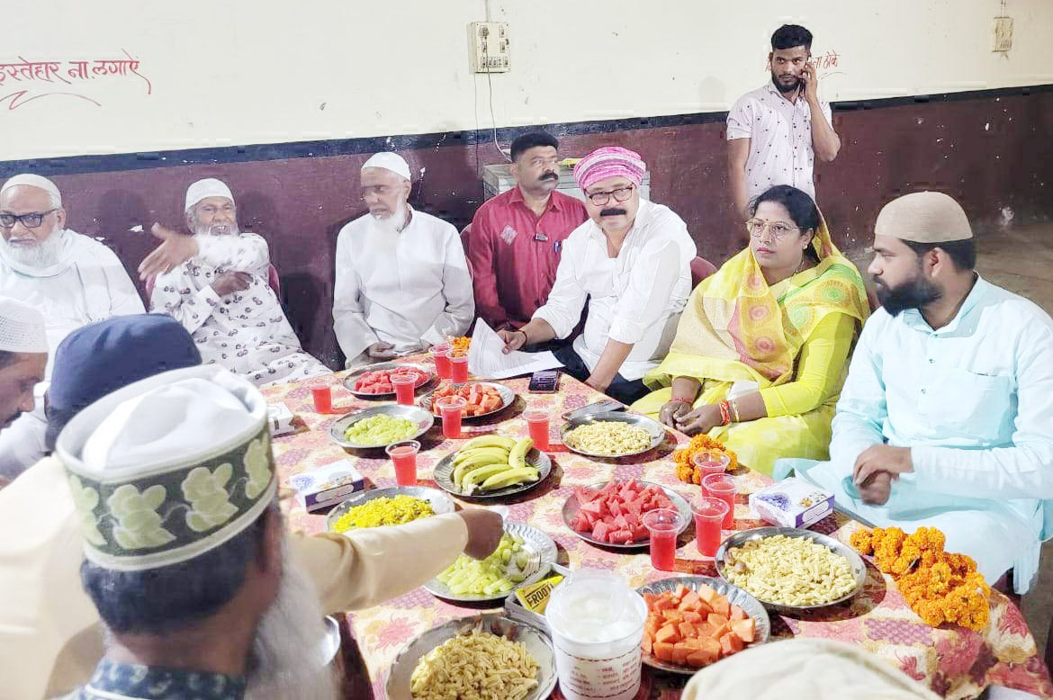 रोजा इफ्तार में शामिल होकर मेयर ने मुस्लिम समाज को दी बधाई रोजा इफ्तार में शामिल होकर मेयर ने मुस्लिम समाज को दी बधाई