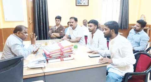 वैन से गिरी बच्ची, लापरवाह ड्राइवर और स्कूल की डीईओ से शिकायत