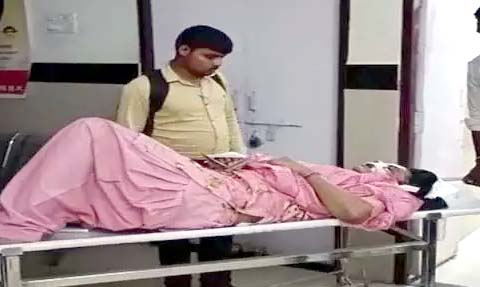 पिकअप ने स्कूटी और बाइक को लिया चपेट में, फिर अनियंत्रित होकर पलटी