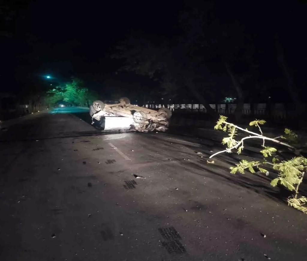 वीआईपी रोड के डिवाइडर से टकराकर पलटी एल्टॉस 2 की मौत, 4 गंभीर