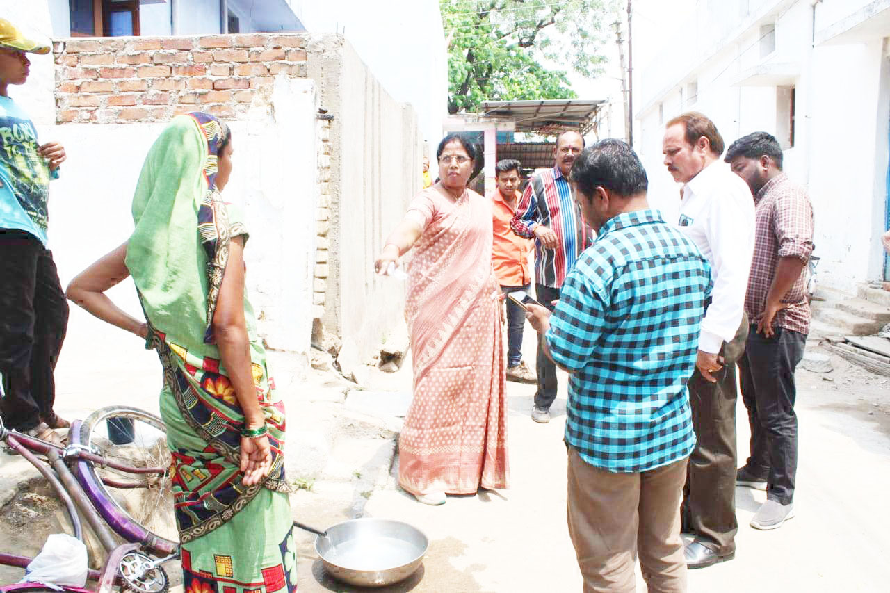 नाली व सडक़ों का प्रतिदिन उठाए कचरा नाली व सडक़ों का प्रतिदिन उठाए कचरा