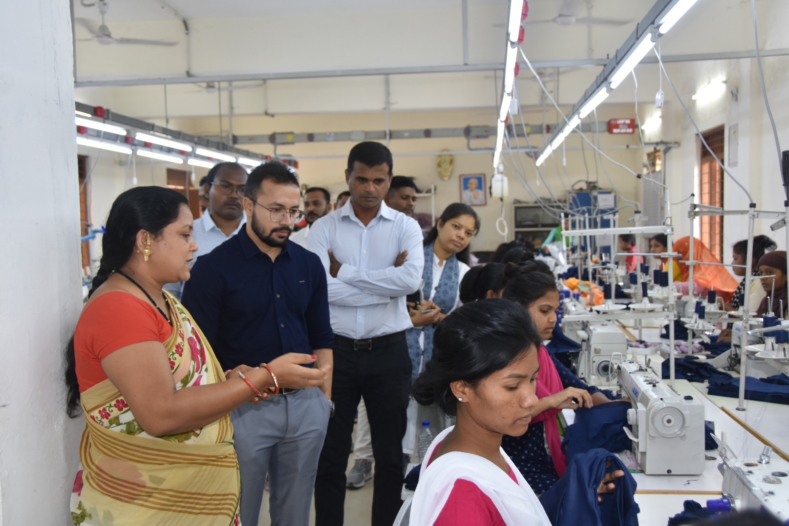 कलेक्टर ने बढ़ाया महिलाओं का हौसला