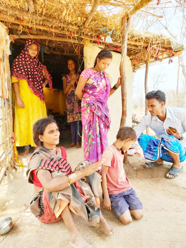 आदिवासी सपेरों की बस्ती पर ग्रामीणों का हमला, बर्तन फेंके, छप्पर गिराए, बारिश में गुजारी रात आदिवासी सपेरों की बस्ती पर ग्रामीणों का हमला, बर्तन फेंके, छप्पर गिराए, बारिश में गुजारी रात