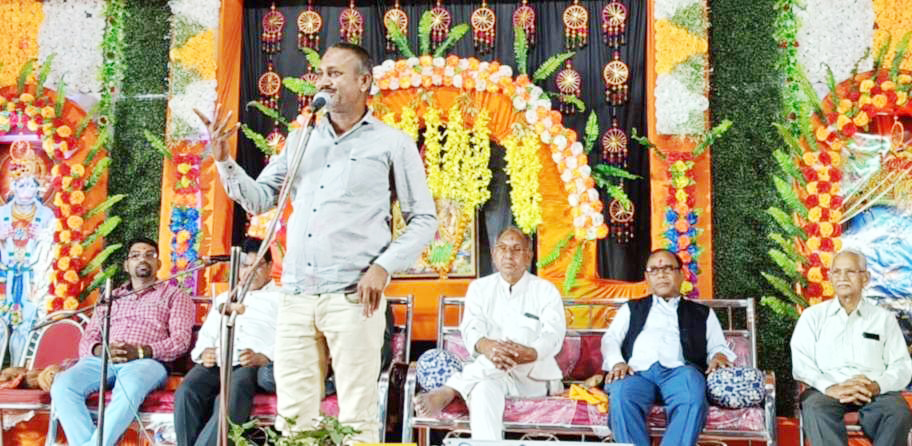 छांटा के कवि सम्मेलन में खूब जमा हास्य व्यंग्य का रंग छांटा के कवि सम्मेलन में खूब जमा हास्य व्यंग्य का रंग