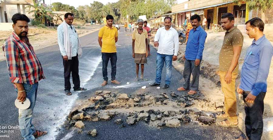 घटिया निर्माण, ग्रामीणों का फूटा गुस्सा, काम बंद करवाया