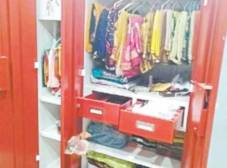 सूने घरों का ताला तोडक़र लाखों के जेवरात ले उड़े चोर