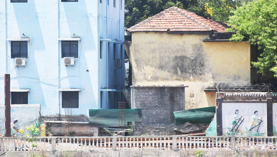 4 हजार छात्राएं, 8 सौ हॉस्टलर दो साल से टूटी पड़ी है बाउंड्री