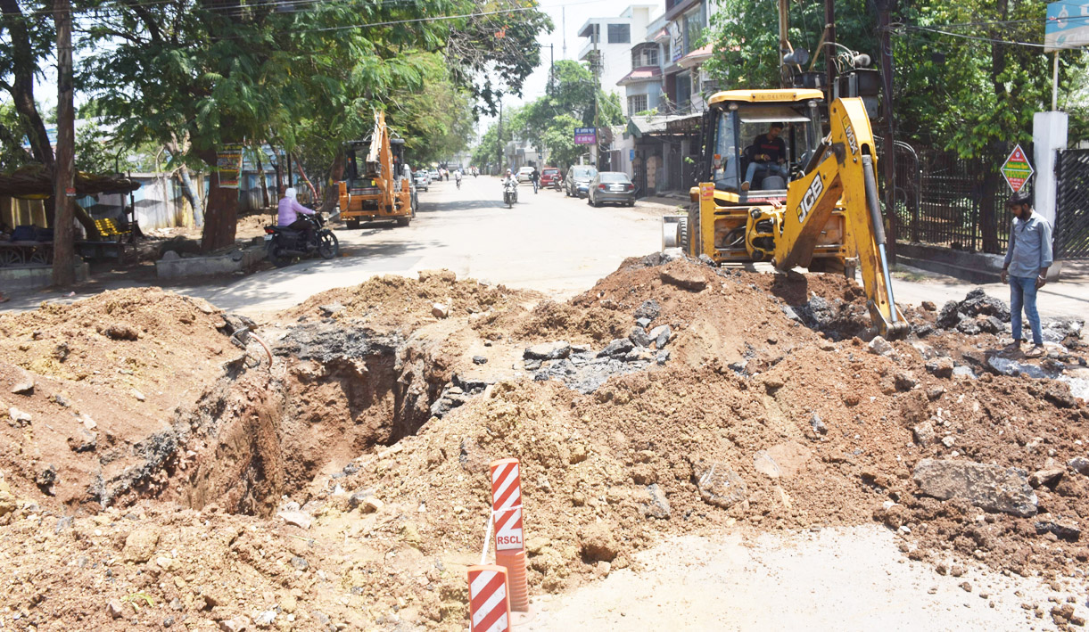 गड्ढे ही गड्ढे...