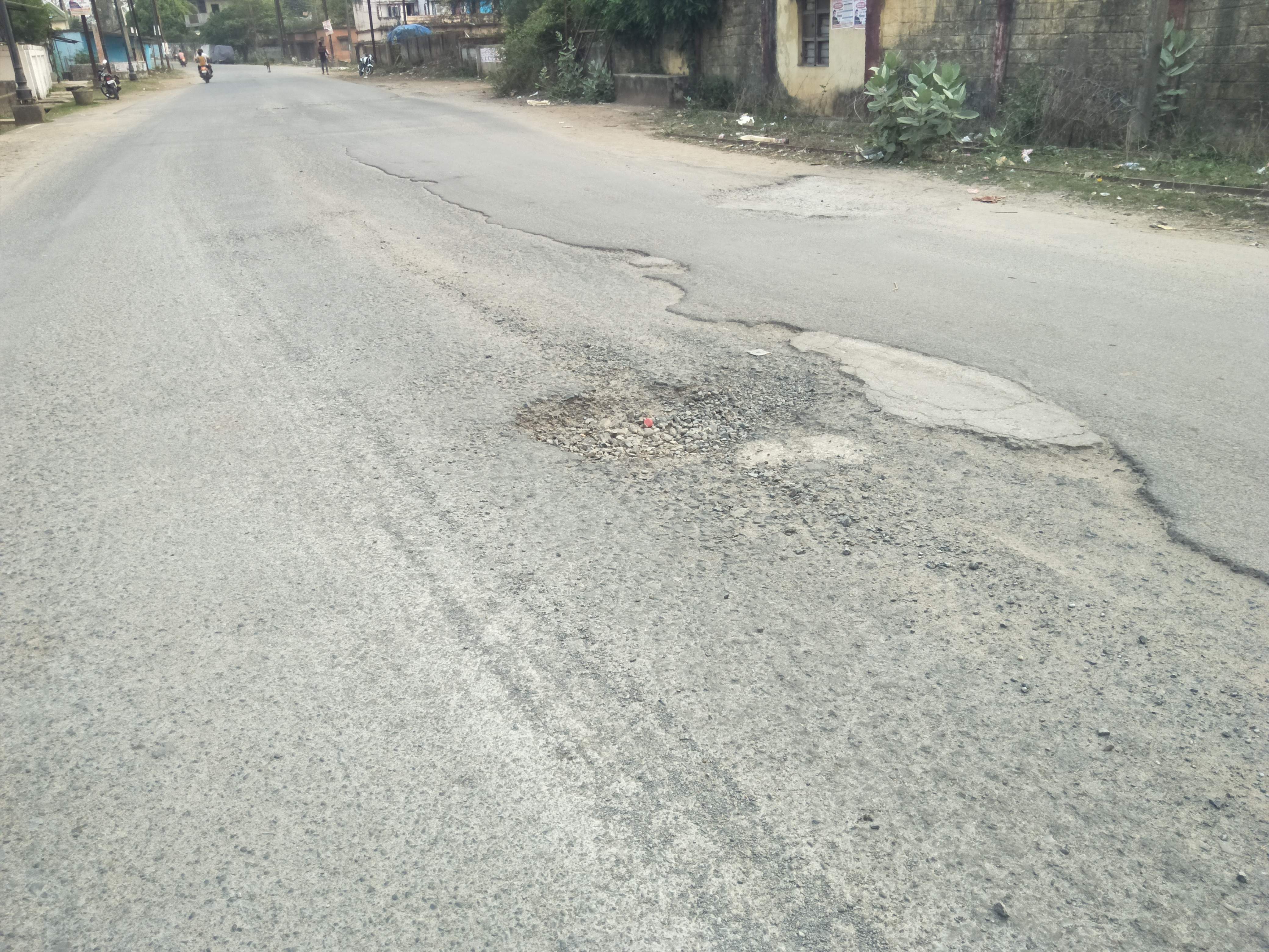 सडक़ पर जगह-जगह गड्ढे, आवागमन में दिक्कत