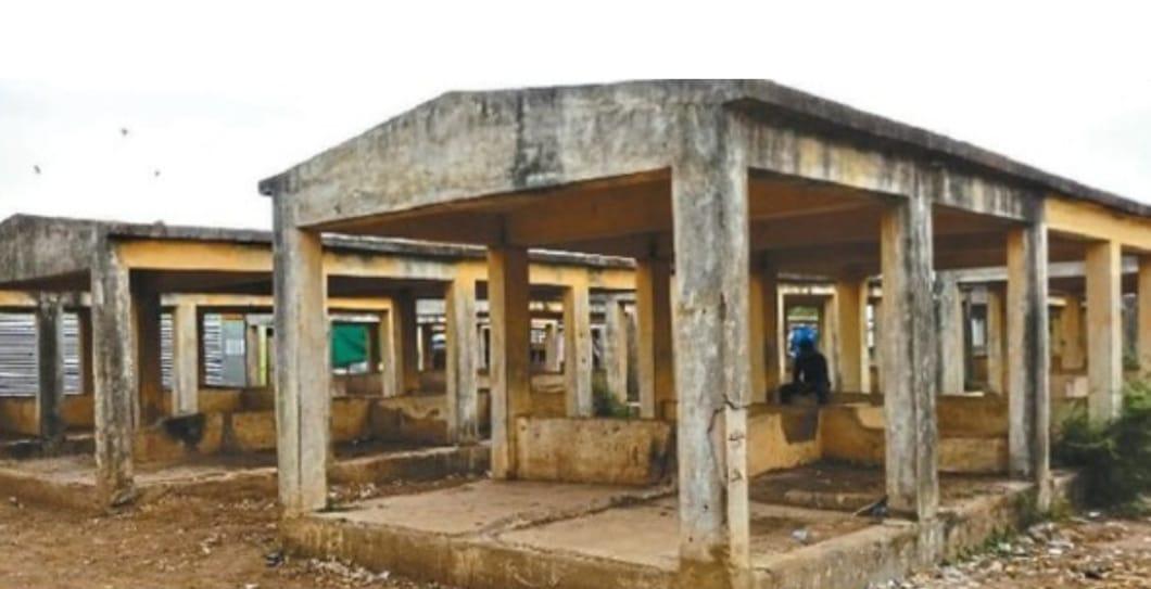 छेना थोपने का काम आ रहा है 30 लाख से बना हाटबाजार, विद्युत पोल से तार गायब 