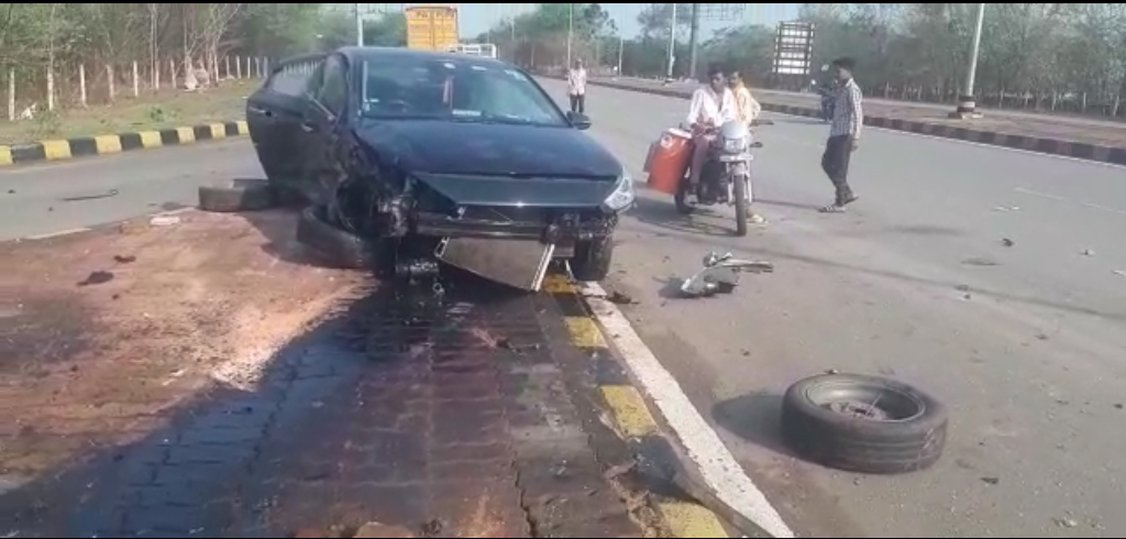 नवा रायपुर में दो कार, बाइक टकराए, एक  गंभीर, मदद के लिए राहगीर सामने आए