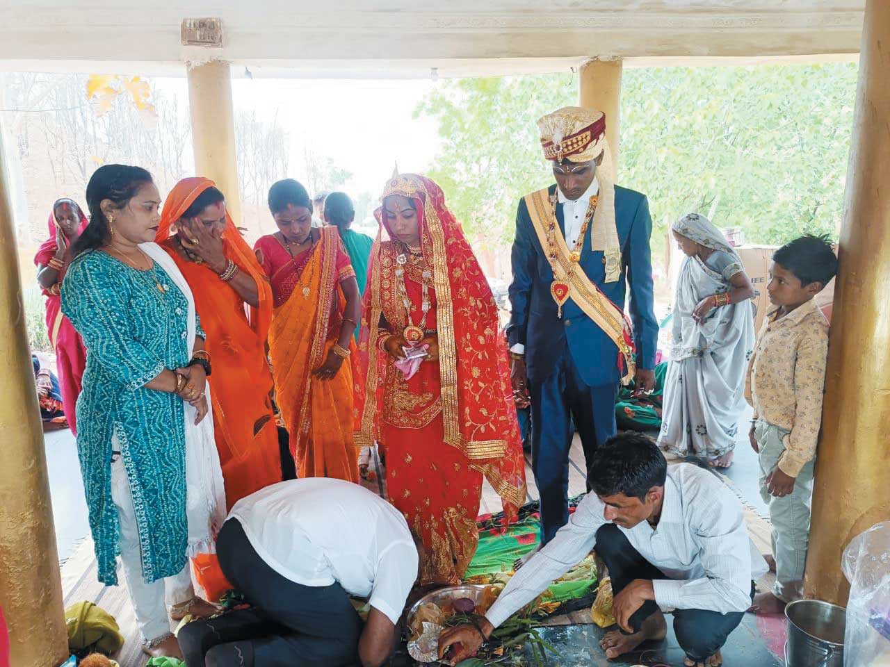 वर-वधू को आशीर्वाद देने पहुंचे समाजसेवी विष्णु अग्रवाल
