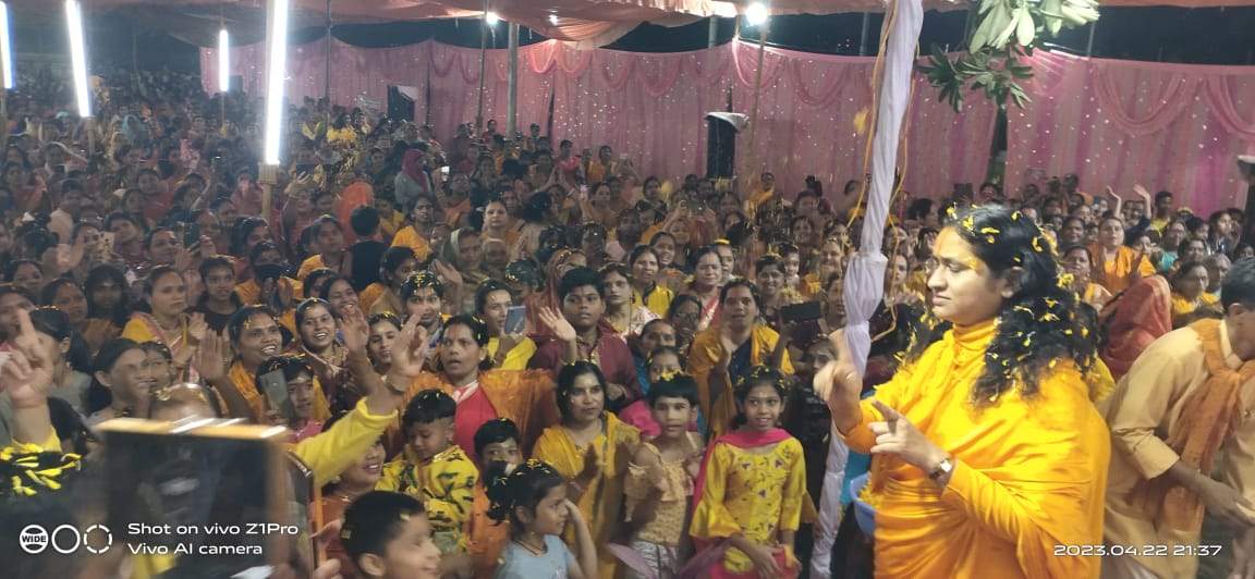 प्रवचन व मधुर संकीर्तन के आखिरी दिन भक्तों ने खेली फूलों की होली