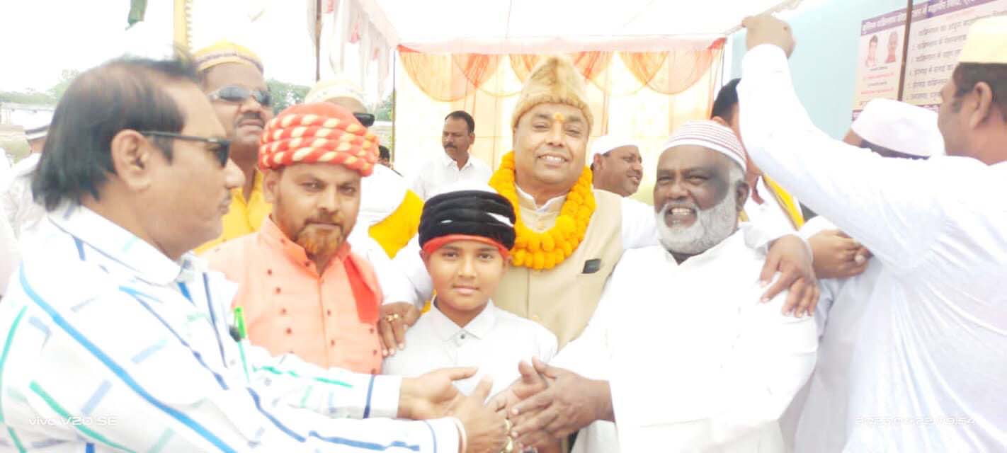 कांग्रेसी नेता ने लीची जूस पिलाकर दी ईद की बधाई