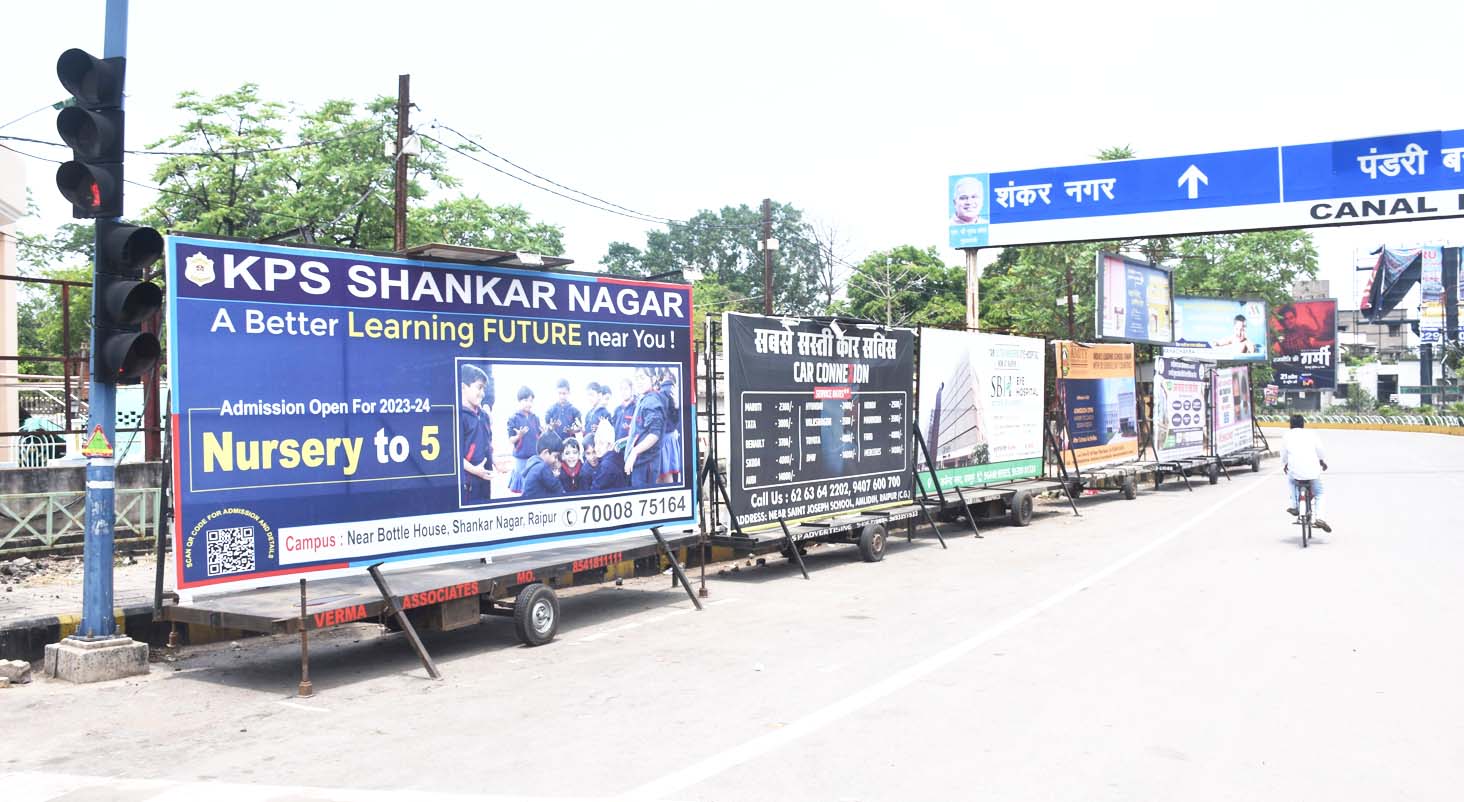 सडक़ पर भी कब्जा...