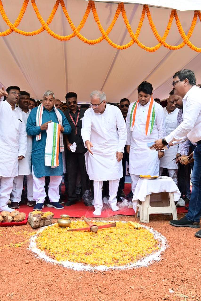 मोवा में 1000 सीटर गारमेंट फैक्ट्री  का सीएम बघेल ने भूमिपूजन किया