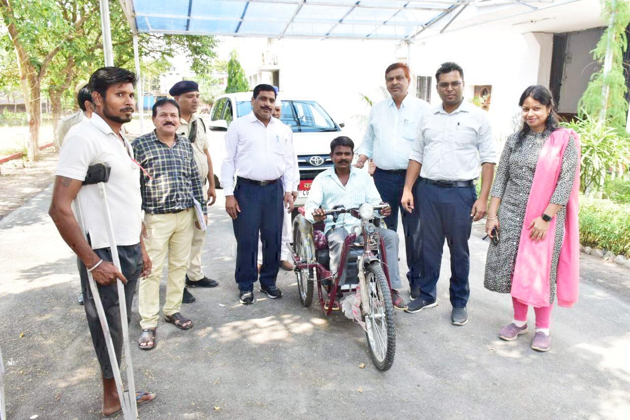 दिव्यांग सोहन को मिला बैटरी चलित मोटराईज्ड ट्रायसायकल दिव्यांग सोहन को मिला बैटरी चलित मोटराईज्ड ट्रायसायकल