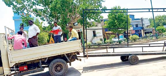 केनाल रोड को घेरकर खड़े होडिंग्स जब्त