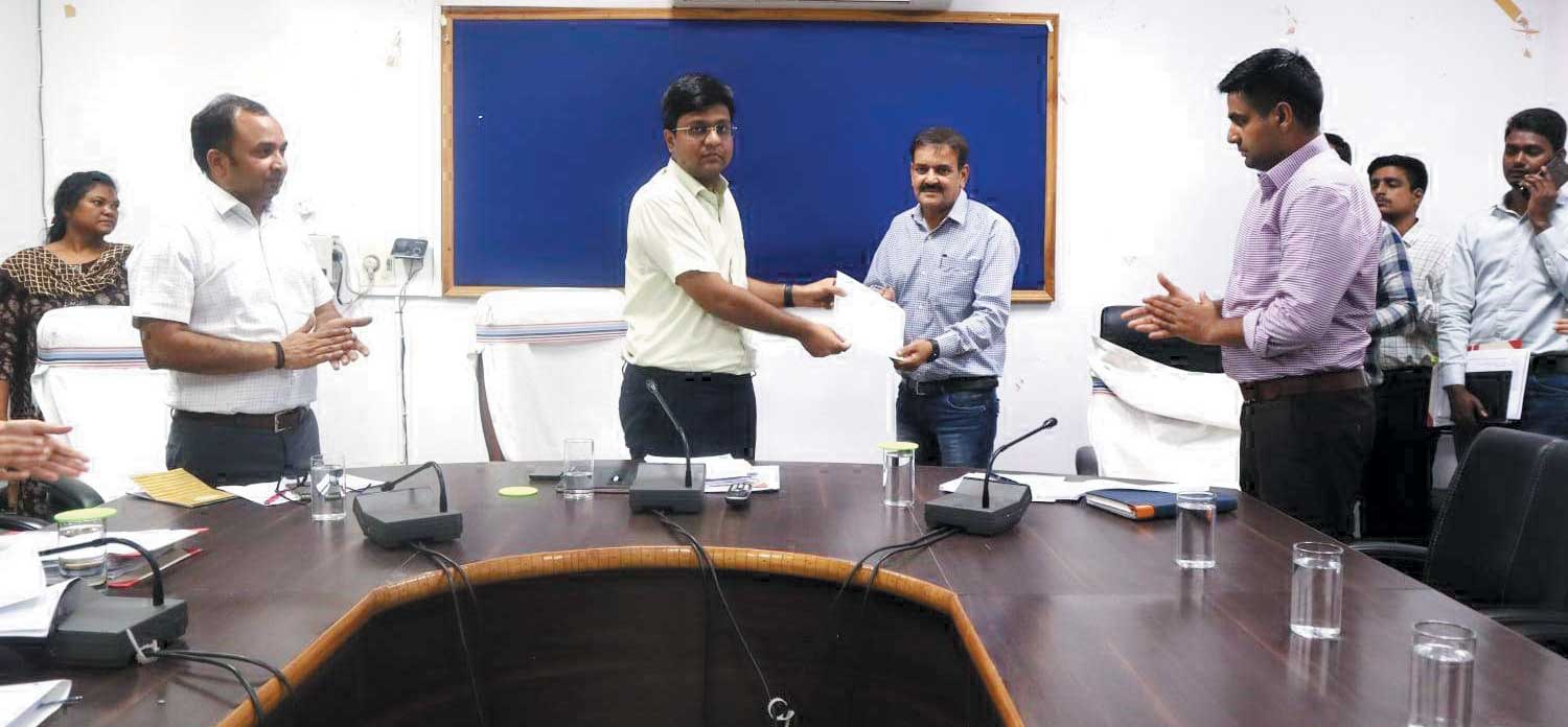 प्रशंसा-पत्र से सम्मानित हुआ जिला मिशन समन्वयक नरेंद्र