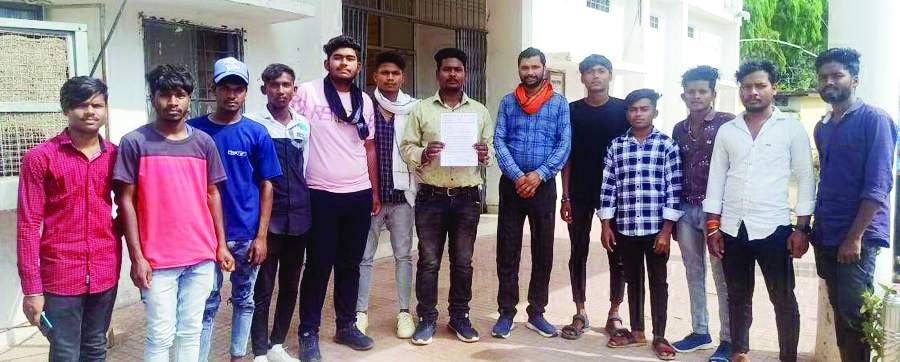 बैंक शाखा प्रबंधक व कैशियर के खिलाफ भाजयुमो ने खोला मोर्चा, हटाने की मांग