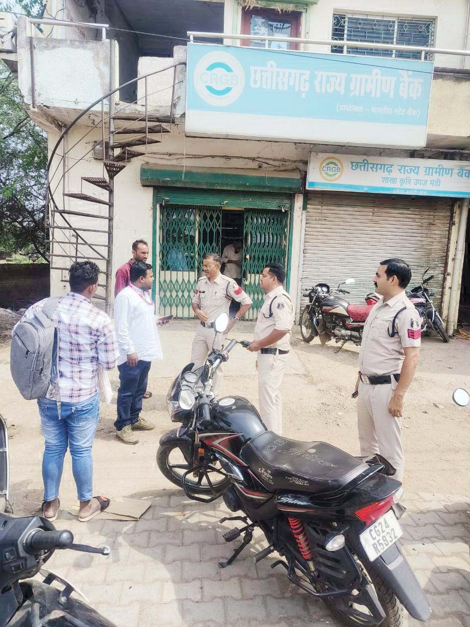 बैंकों में पुलिस ने चलाया जांच अभियान बैंकों में पुलिस ने चलाया जांच अभियान