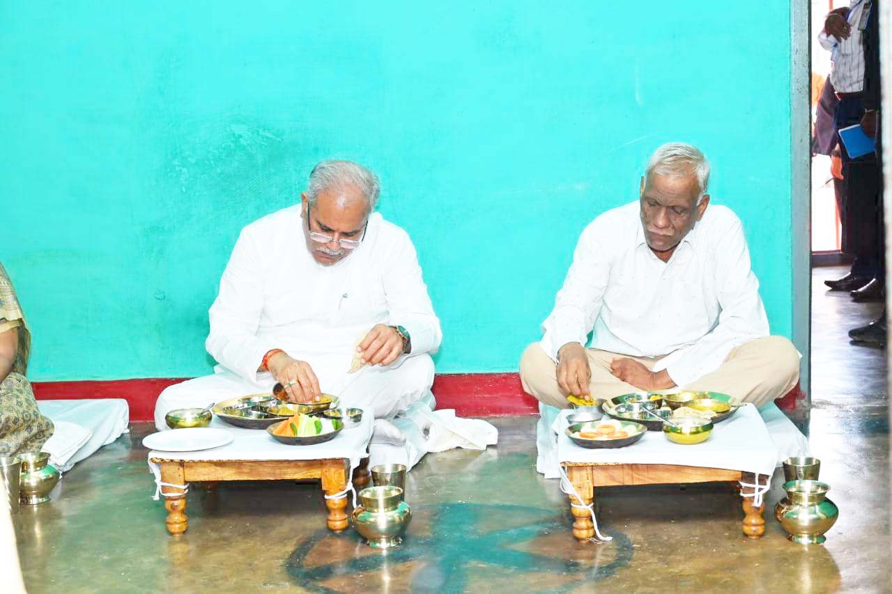 सीएम ने सेमरा-बी के किसान रमेश  के घर परिवार संग किया भोजन