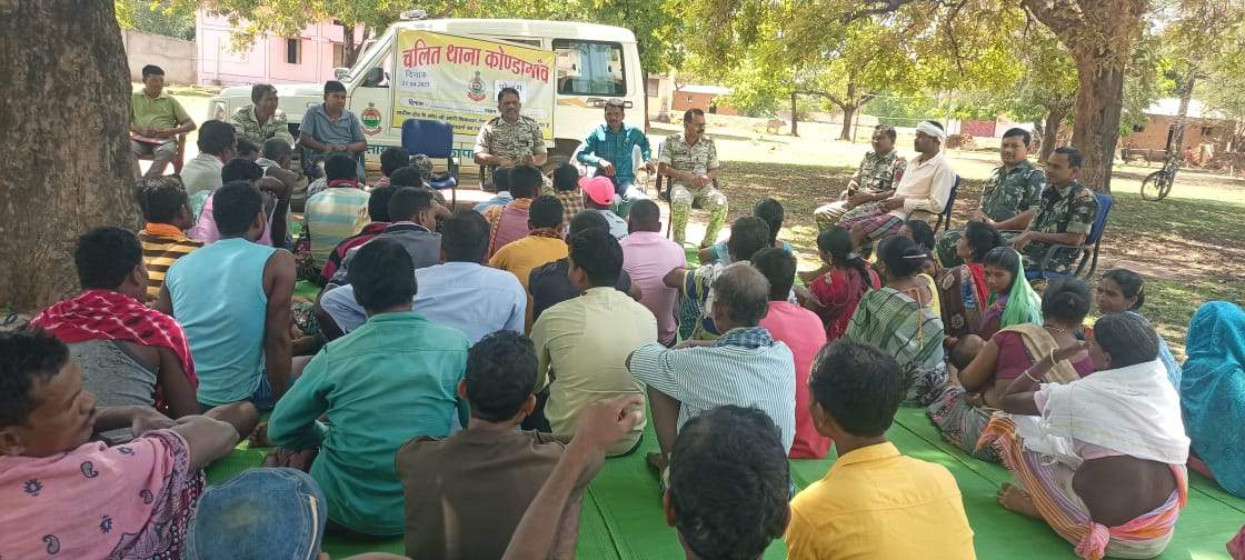 चलित थाना में सुनी ग्रामीणों की समस्याएं चलित थाना में सुनी ग्रामीणों की समस्याएं