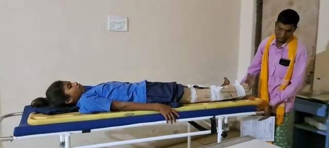 स्कूल के बाथरूम के चेंबर में छात्रा का फंसा पैर, भर्ती स्कूल के बाथरूम के चेंबर में छात्रा का फंसा पैर, भर्ती