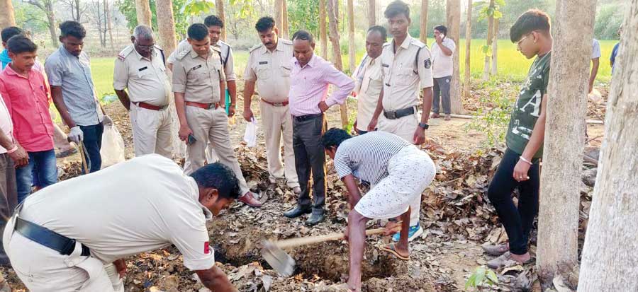 पत्नी को मारकर दफनाया, 10 दिन बाद शव निकालकर जलाया