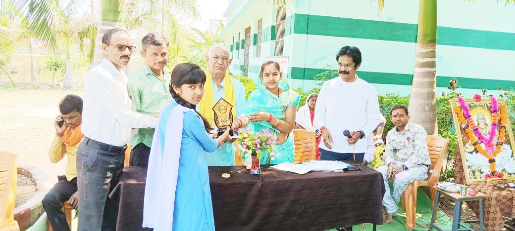 शासकीय स्कूल पथर्रा में वार्षिक परीक्षा परिणाम व पुरस्कार वितरण शासकीय स्कूल पथर्रा में वार्षिक परीक्षा परिणाम व पुरस्कार वितरण
