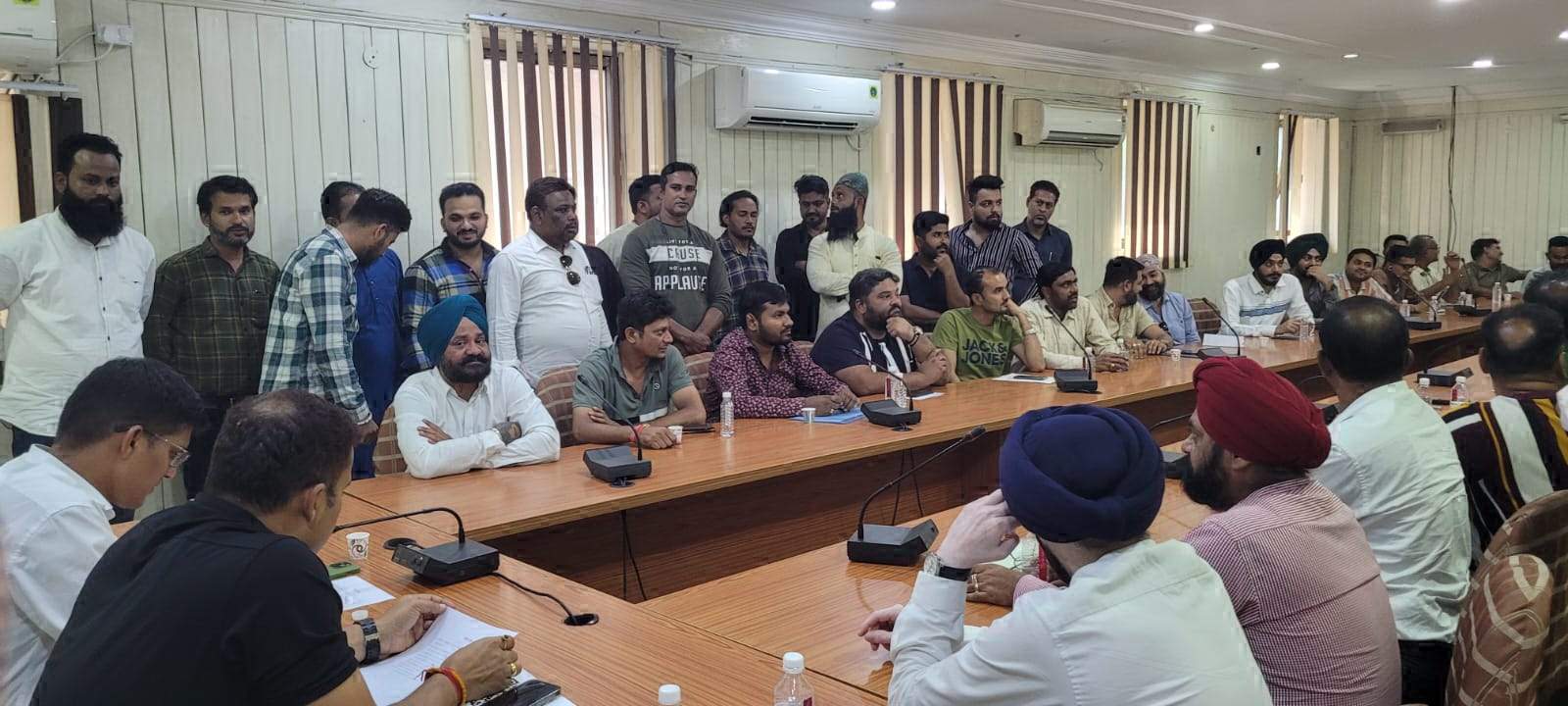 पुराने वाहन विक्रेताओं के साथ पुलिस की बैठक