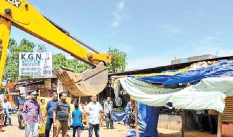 नवीन बाजार में तोड़ू दस्ते ने 30 कब्जे तोड़े 