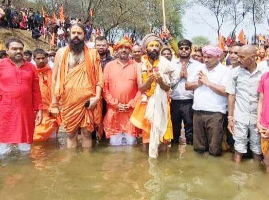 व्हाट्सएप व फेसबुक से धर्म की जानकारी ले रहे हैं हिन्दू -राजीवलोचन महाराज