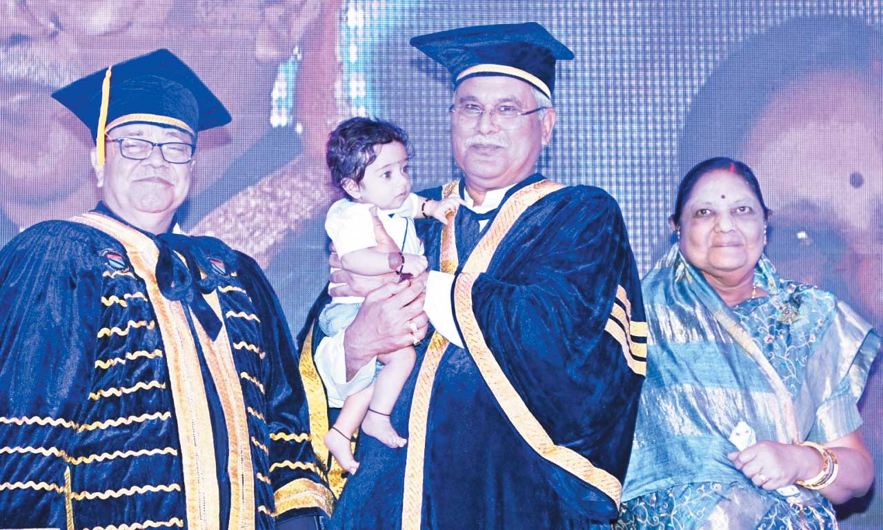 दादा को डॉक्टरेट, पोता गवाह बना
