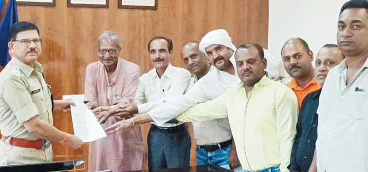 कथावाचक धीरेंद्र कृष्ण शास्त्री बागेश्वर धाम पर धार्मिक भावनाओं को भडक़ाने का आरोप