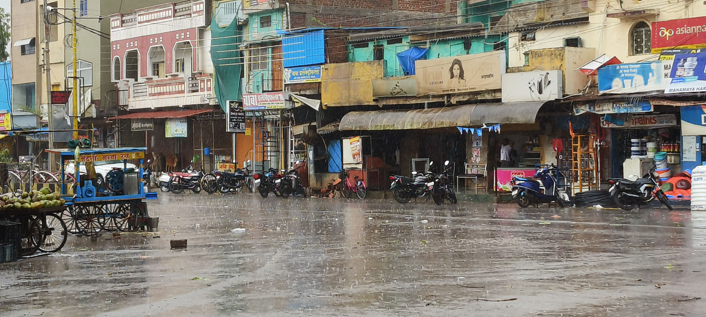 वैशाख के महीने में झड़ी से बदला मौसम