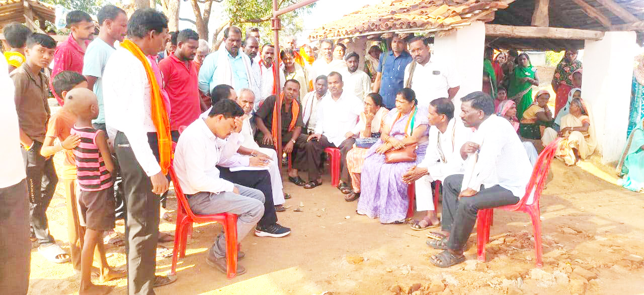 सिहावा विधायक सांकरा के शोकाकुल परिवार से मिलने पहुंचीं