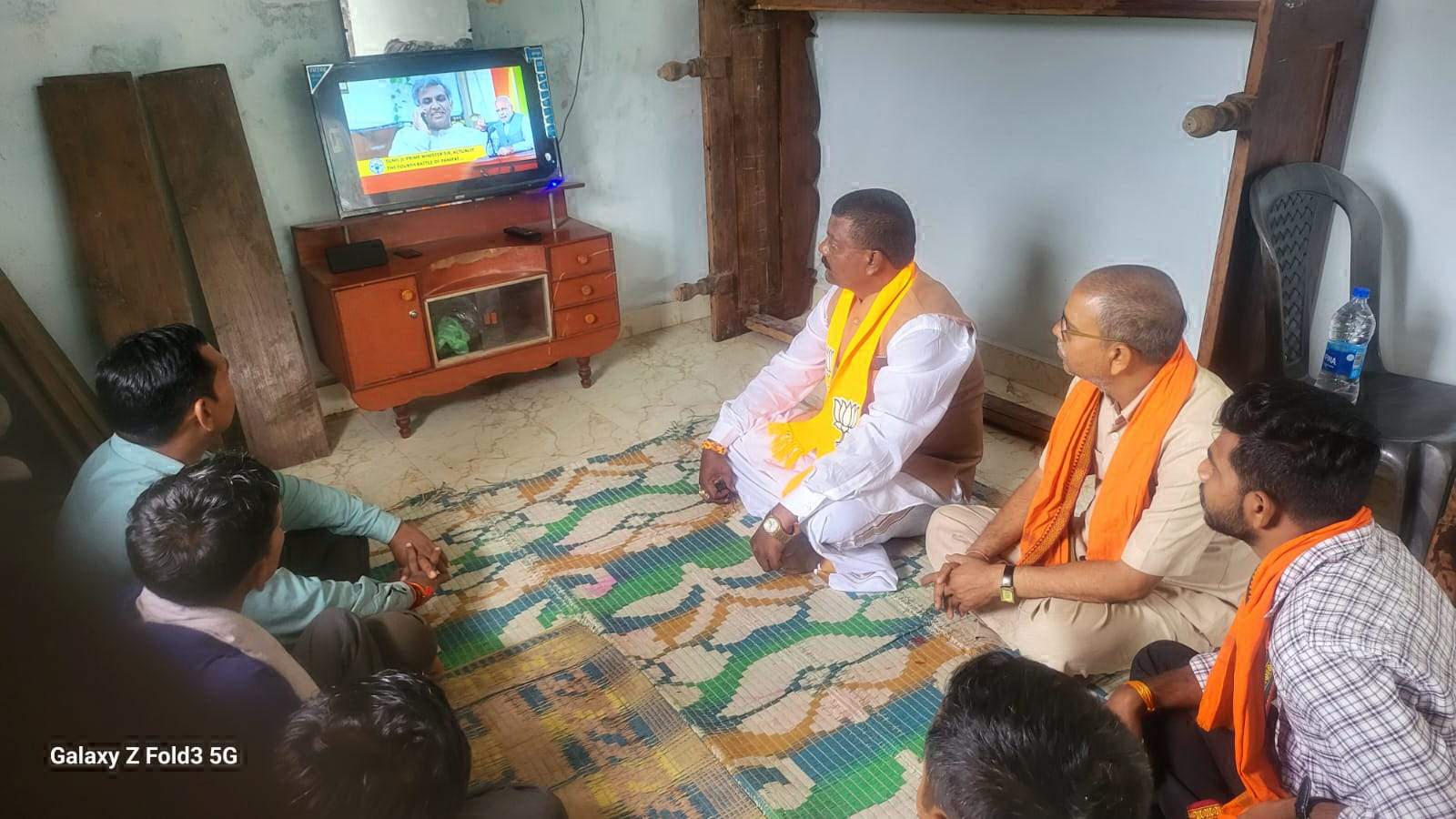 नक्सल क्षेत्र के गातापार जंगल के ग्रामीणों ने सुनी मन की बात नक्सल क्षेत्र के गातापार जंगल के ग्रामीणों ने सुनी मन की बात