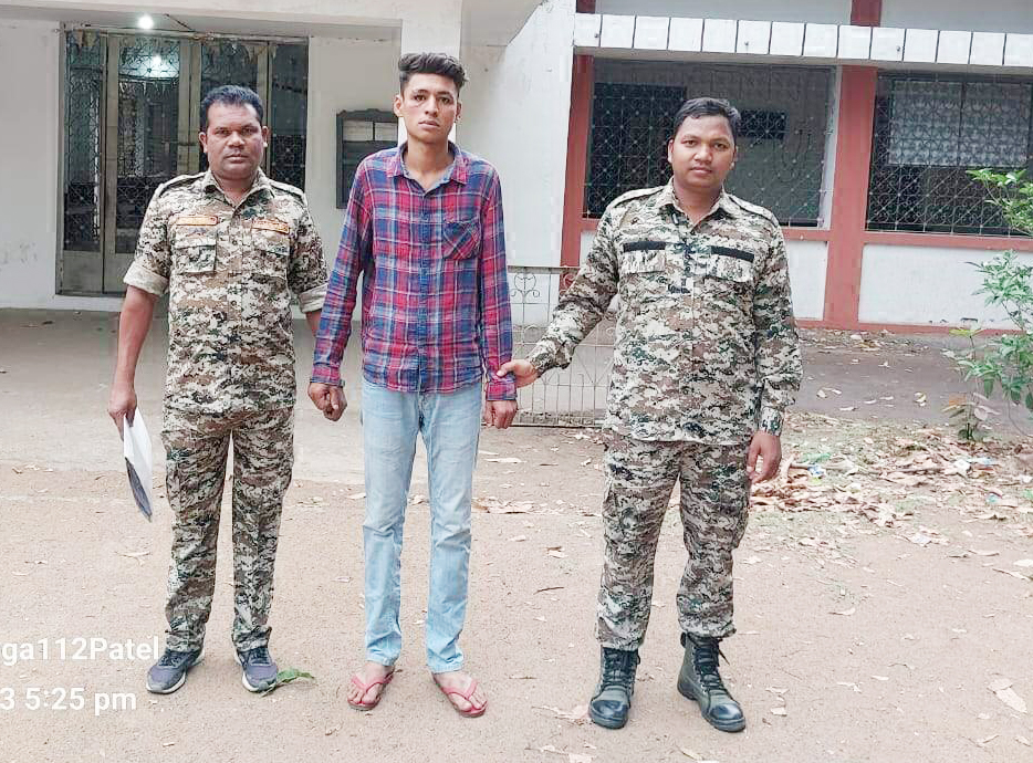 गांजा की अवैध बिक्री के लिये ग्राहक तलाश रहा निगरानीशुदा बदमाश गिरफ्तार गांजा की अवैध बिक्री के लिये ग्राहक तलाश रहा निगरानीशुदा बदमाश गिरफ्तार